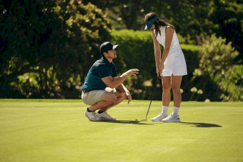 Người chơi golf thư giãn và kết nối xã hội trên sân golf