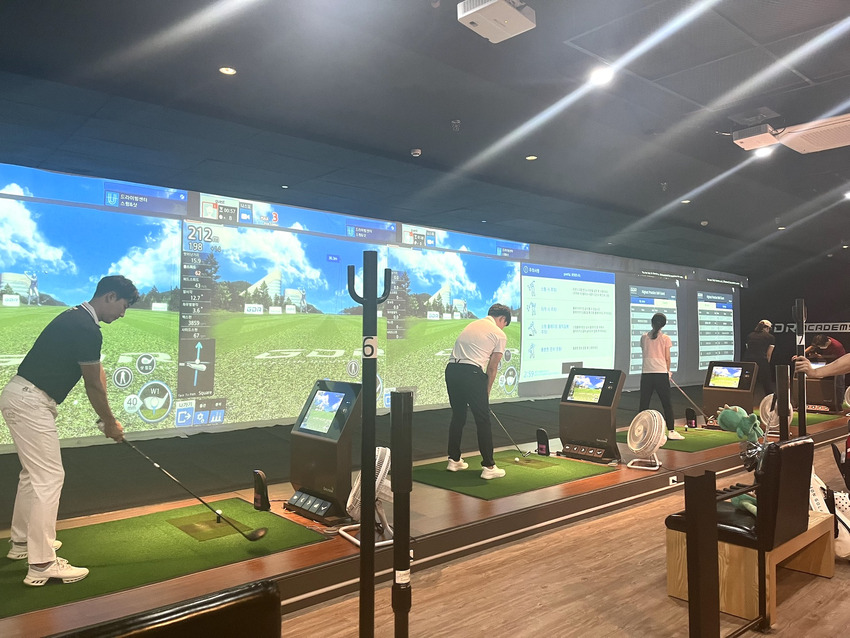 Công nghệ cảm biến đa chiều và sàn chuyển động tại Golfzon Park mang đến trải nghiệm Golf 3D sống động