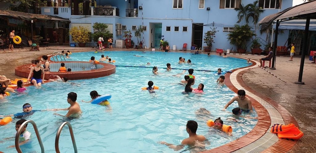 Hình ảnh chi tiết về một góc hồ bơi Tây Thạnh với các tiện nghi vệ sinh