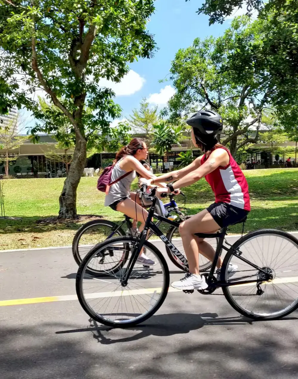Chọn địa hình bằng phẳng hoặc dốc nhẹ để thực hiện các bài tập HIIT ngoài trời hiệu quả