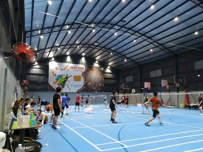 Hệ thống đèn chiếu sáng chuyên nghiệp trên trần sân cầu lông Enjoy Sport