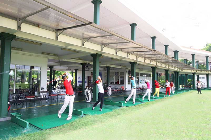 Hệ thống sân tập hiện đại cho phép golfer cải thiện kỹ năng.