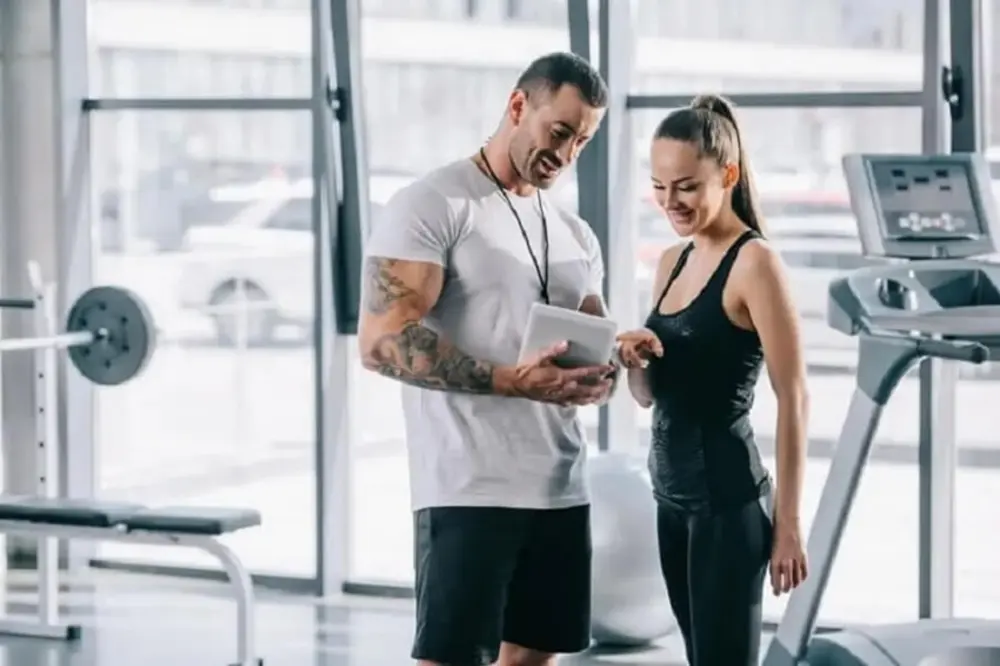 So sánh chi phí thuê PT tập gym 1 kèm 1 và tập nhóm nhỏ