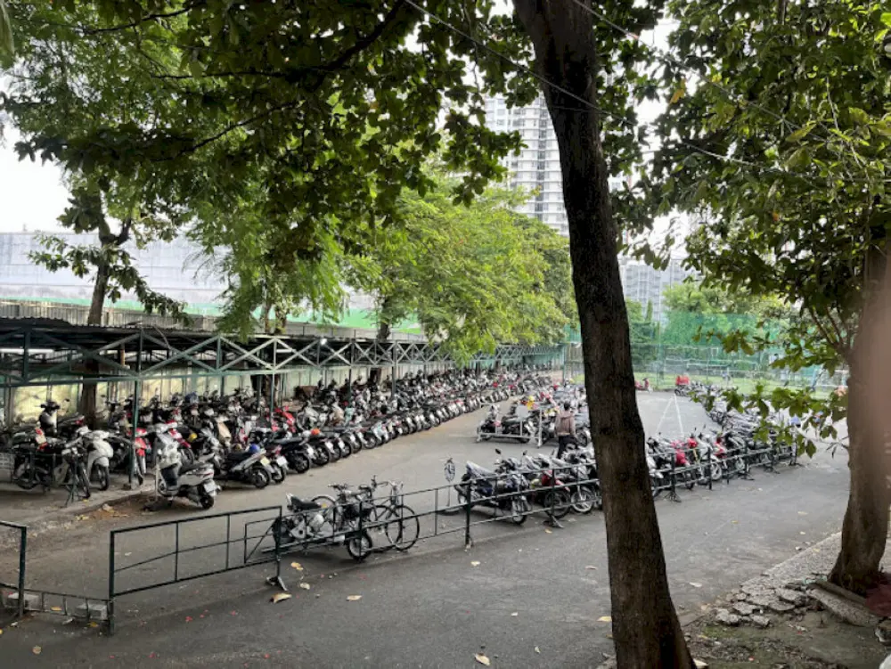 Hồ bơi Phú Thọ có bãi gửi xe rộng rãi, tiện lợi cho khách hàng đến tập luyện