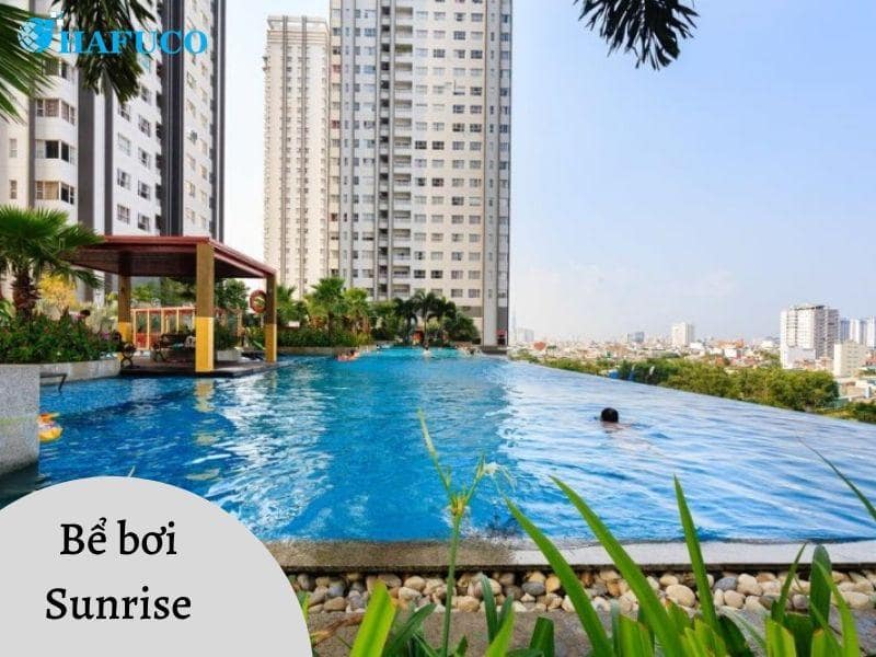 Hồ bơi tại khu căn hộ Sunrise City Quận 7, cung cấp không gian thư giãn sang trọng