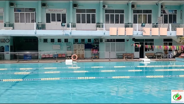 Cảnh dạy học bơi tại Hồ bơi Cộng Hòa cho nhiều đối tượng