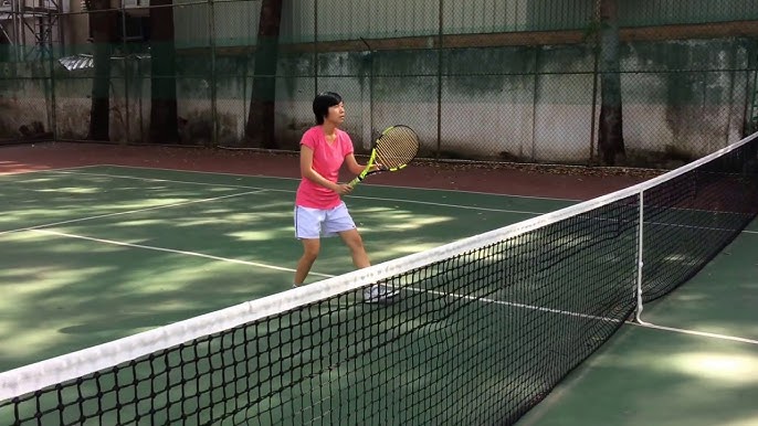 Học viên đang thực hành giao bóng tennis trong khóa học cơ bản