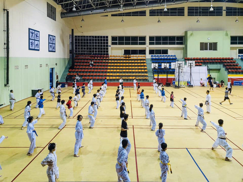 Võ sinh tại Câu lạc bộ Karate-do Bách Khoa Hà Nội thực hiện các bài tập, rèn luyện tính kỷ luật.