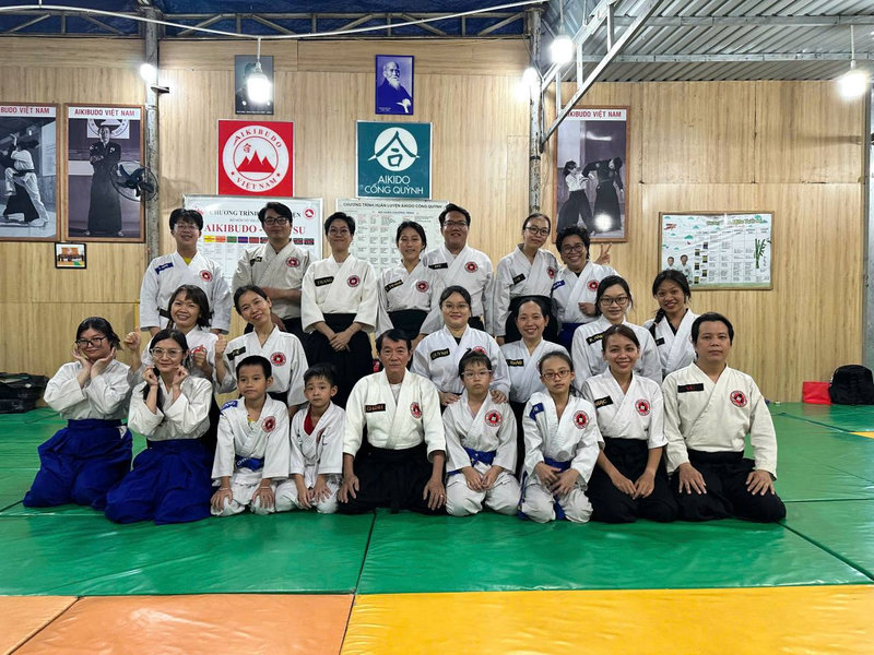 Các học viên tại Câu lạc bộ Aikido Cống Quỳnh thực hành kỹ thuật, tạo môi trường học võ thân thiện.