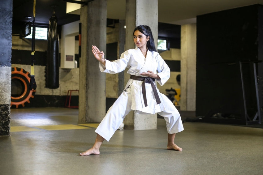 Tư thế đứng trong Karate là nền tảng giúp giữ thăng bằng, tạo lực cho những pha tấn công lẫn phòng thủ 