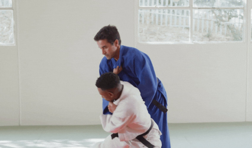 Kỹ thuật nhu thắng cương trong Judo: Võ sĩ dùng lực đối phương để ném