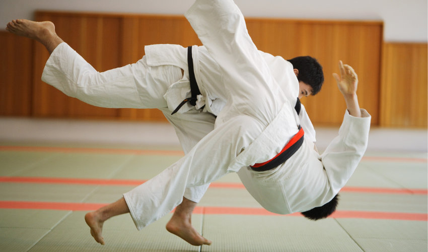 Học viên Judo thực hiện kỹ thuật ném, rèn luyện thể chất và tinh thần