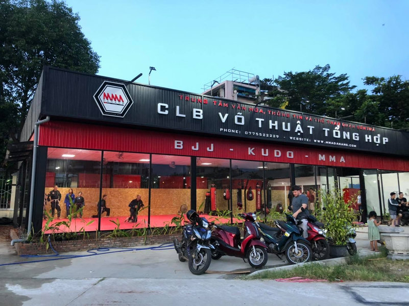 Võ sĩ tại Fighter MMA Đà Nẵng luyện tập cường độ cao, thể hiện sự đa dạng của các môn võ tổng hợp.
