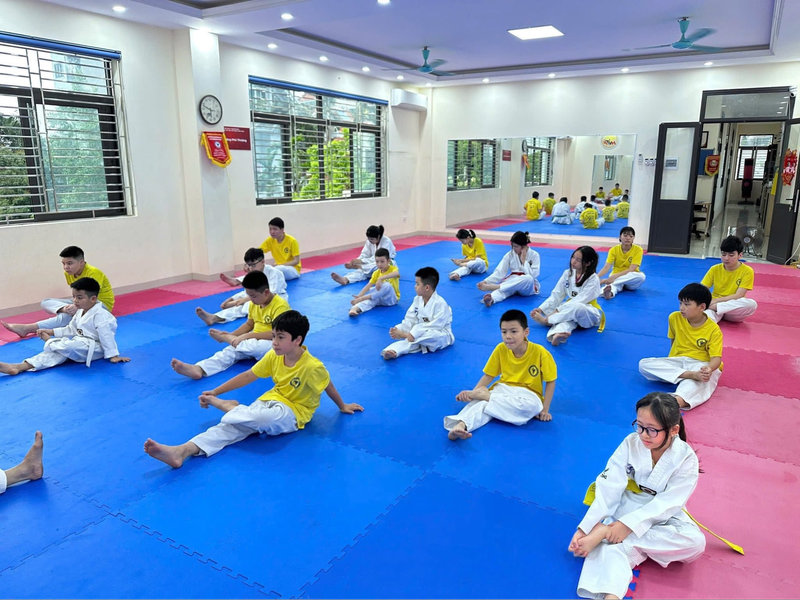 Học viên tại trung tâm Taekwondo Cầu Giấy đang tập luyện, thể hiện không khí học võ năng động.