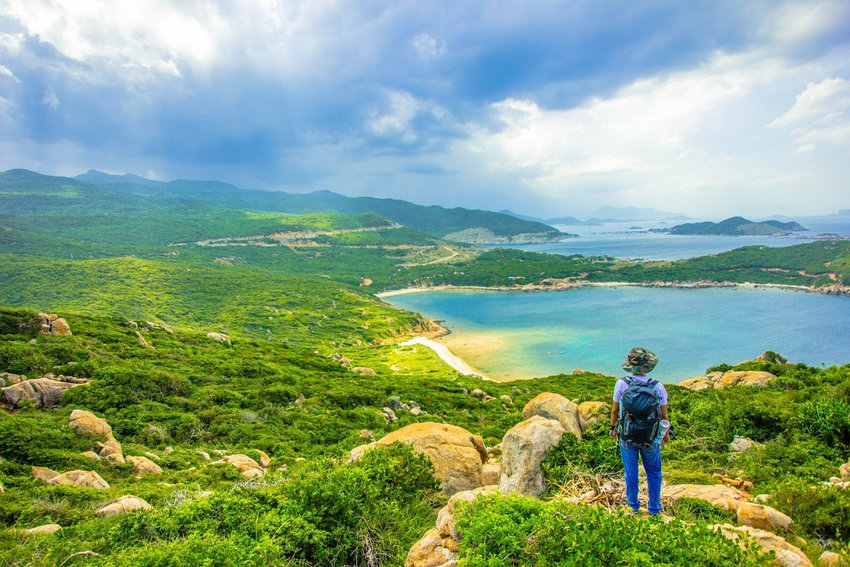 Nhóm trekking cắm trại qua đêm trên Đỉnh Núi Chúa, trải nghiệm vẻ đẹp hoang sơ của thiên nhiên Ninh Thuận.