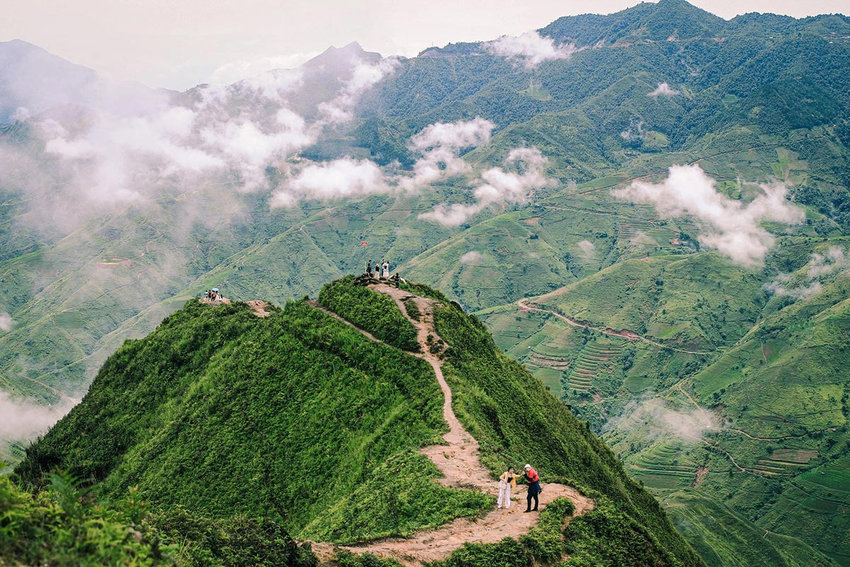 Du khách trekking đỉnh Tà Xùa hùng vĩ giữa khung cảnh thiên nhiên hoang sơ