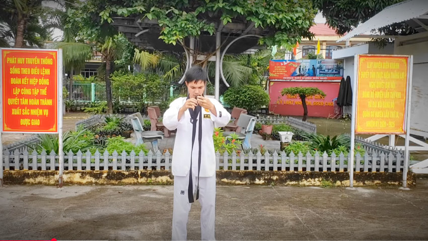 Gấp đôi đai Taekwondo để xác định điểm giữa chuẩn xác