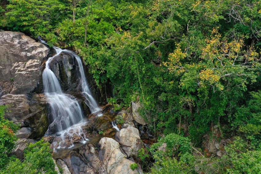 Khung cảnh khô cằn đặc trưng của Vườn Quốc gia Núi Chúa vào mùa khô, lý tưởng cho hành trình trekking lên đỉnh.