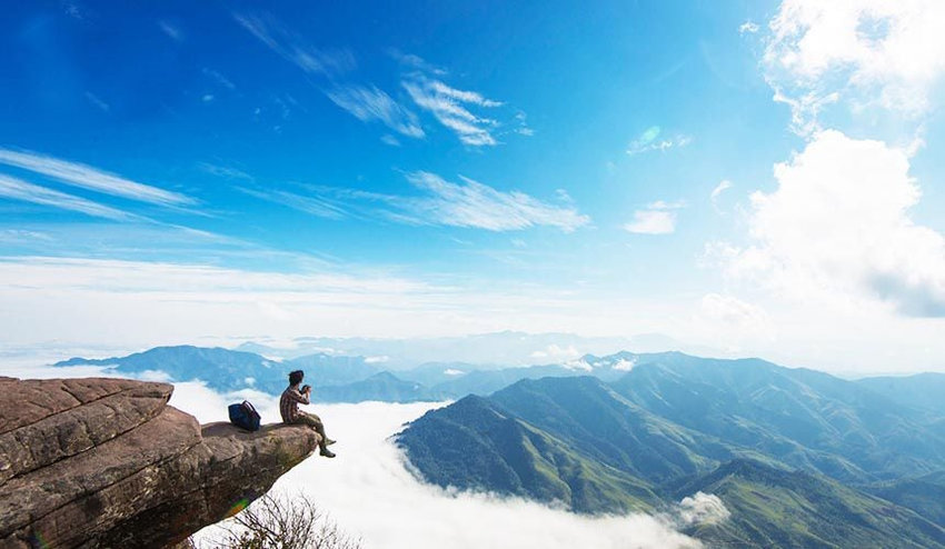 Du khách chinh phục Mỏm đá đầu rùa, một biểu tượng trên cung đường trekking Tà Xùa Trạm Tấu