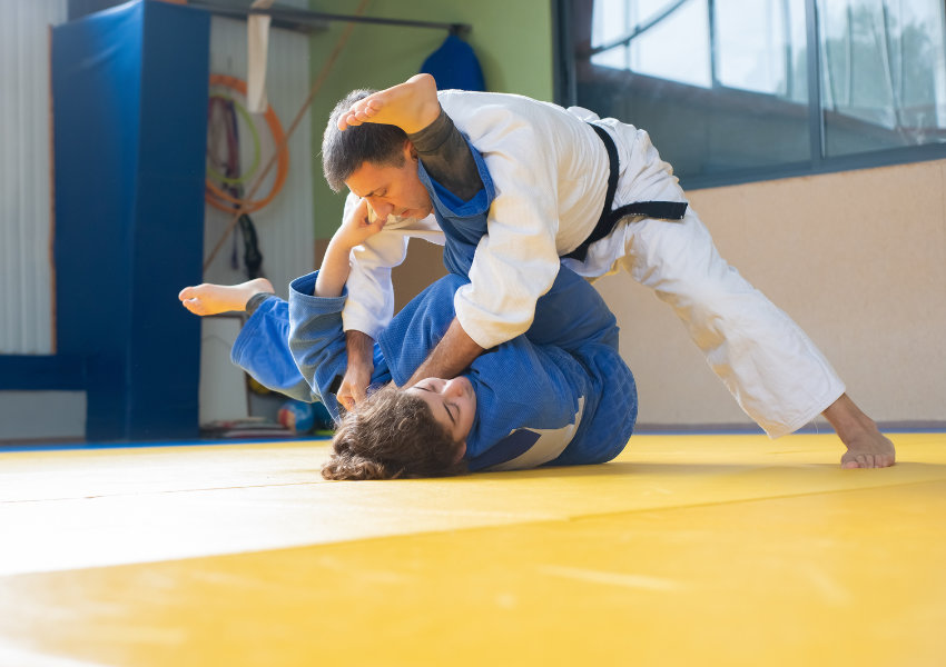 Võ sinh Judo mặc võ phục Judogi đang luyện tập, thể hiện sự thoải mái và phù hợp cho các kỹ thuật vật.
