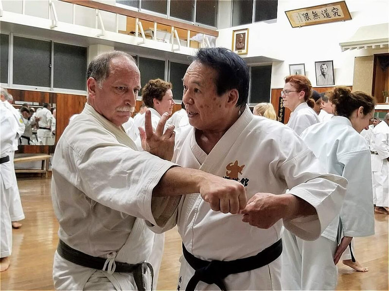 Goju-ryu Karate nổi bật với đòn đánh tầm gần, hơi thở kiểm soát (ibuki) và các bài quyền mang tính nội công 