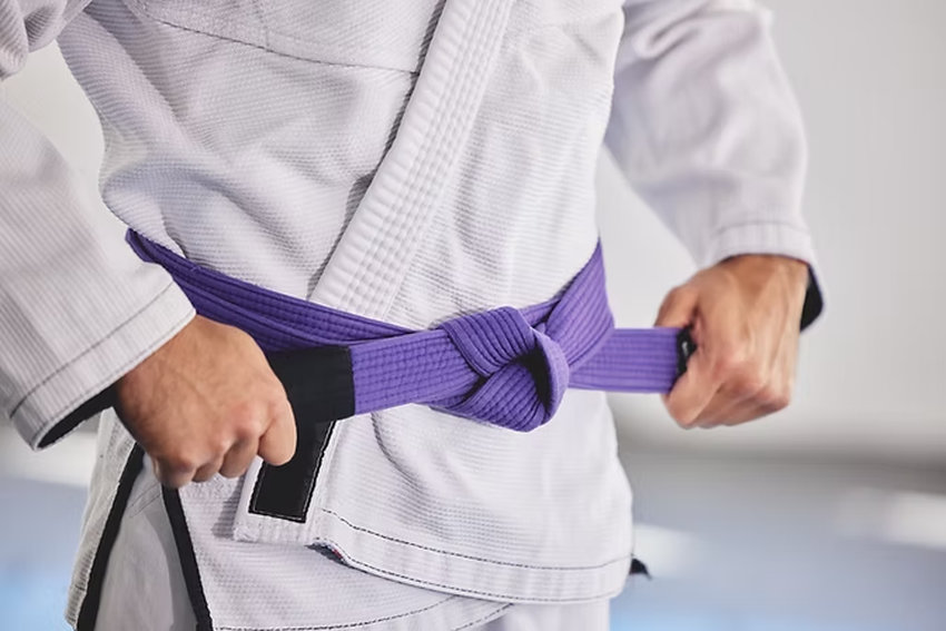 Võ sinh đai tím cần vừa giỏi kỹ thuật, vừa tham gia hỗ trợ huấn luyện võ sinh mới 