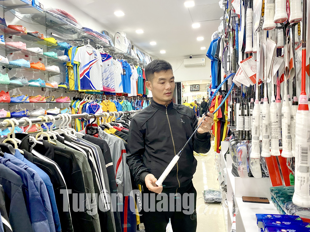 Nội thất cửa hàng ANTA Việt Nam với đa dạng mẫu mã trang phục và giày thể thao