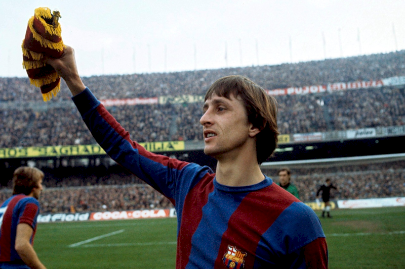 Johan Cruyff, triết gia bóng đá Hà Lan, tiên phong cho Total Football, xứng đáng là cầu thủ vĩ đại nhất mọi thời đại