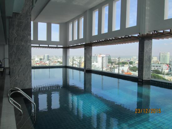 Bể bơi sang trọng của khách sạn Mường Thanh, nơi lý tưởng để thư giãn tại Hồ Chí Minh