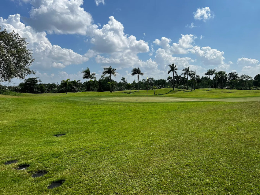 Không gian sân golf Đại Phước rộng lớn với nhiều cây xanh bao quanh