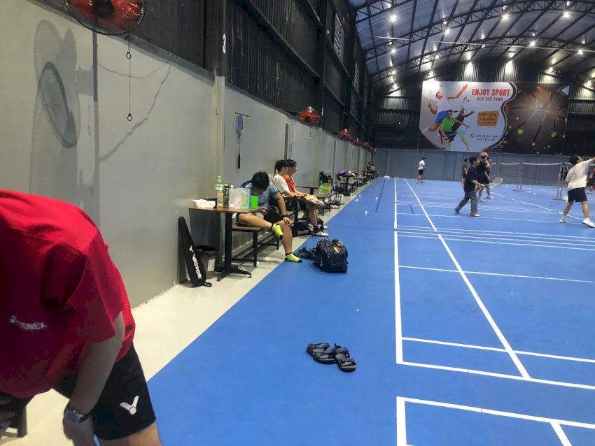 Khu vực ghế nghỉ thoải mái và rộng rãi dành cho người chơi tại Enjoy Sport