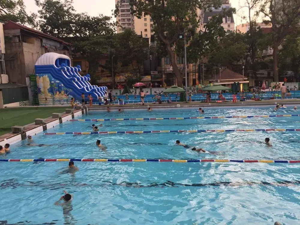 Khu vực bơi riêng biệt cho người lớn và trẻ em tại bể bơi Tăng Bạt Hổ