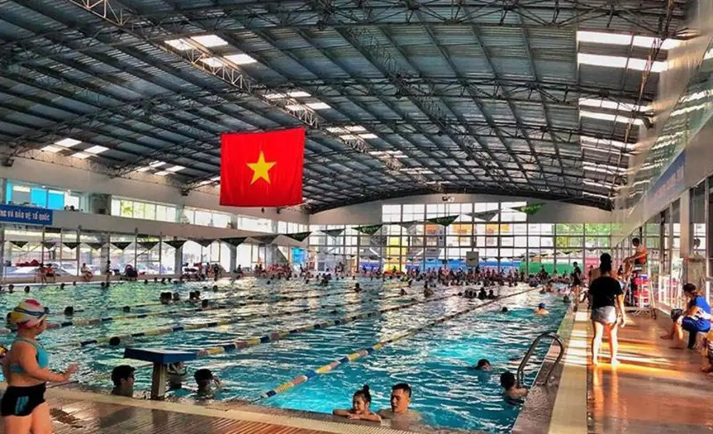 Khu vực hồ bơi Tăng Bạt Hổ trong nhà với mái che hiện đại