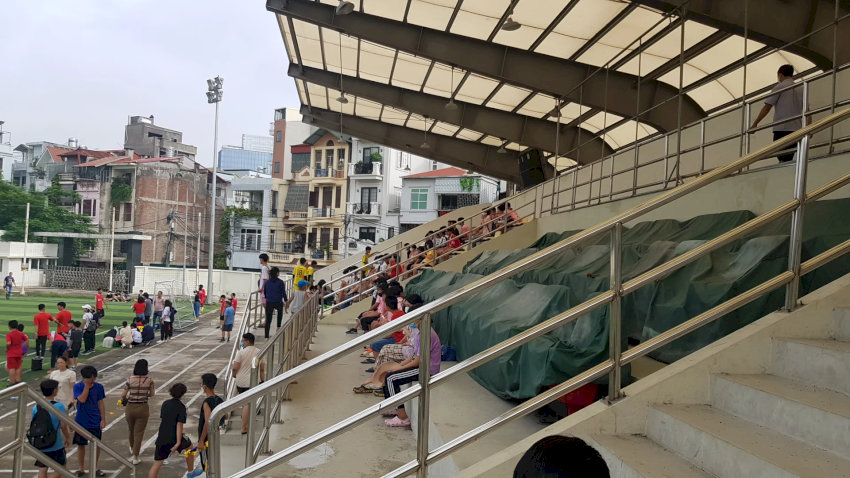 Khu vực khán đài có mái che, ghế ngồi đầy đủ, tạo không gian thoải mái cho người hâm mộ
