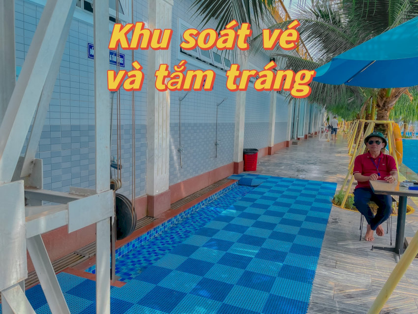 Khu vực tắm tráng tiện lợi ngay cạnh hồ bơi Hoàng Hùng