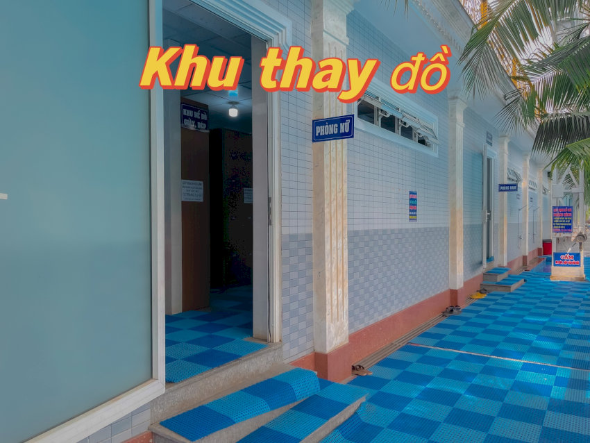 Phòng thay đồ rộng rãi, sạch sẽ tại Hồ bơi Hoàng Hùng