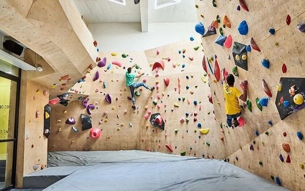 Người leo núi trong nhà chuyên nghiệp thực hiện kỹ thuật bám trụ tại trung tâm leo núi Hà Nội