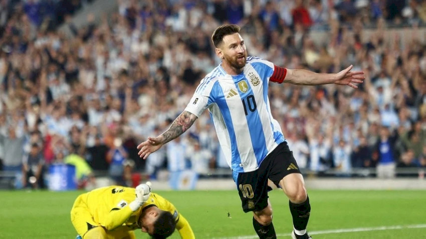 Lionel Messi với chiếc cúp vàng World Cup, một trong những cầu thủ ghi bàn hàng đầu lịch sử