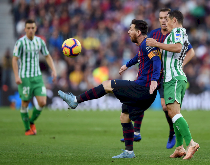 Lionel Messi ăn mừng sau khi ghi cú đúp quan trọng cho Barcelona
