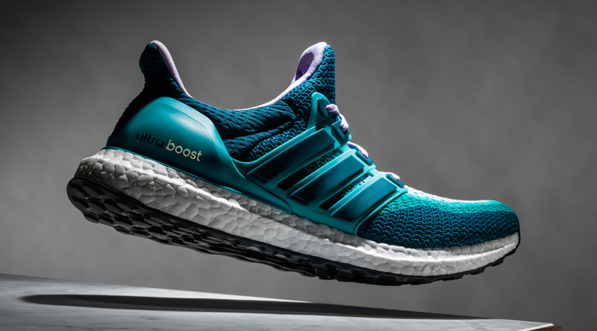 Phân biệt các loại logo Adidas chính hãng: Trefoil, Performance và Neo trên sản phẩm.
