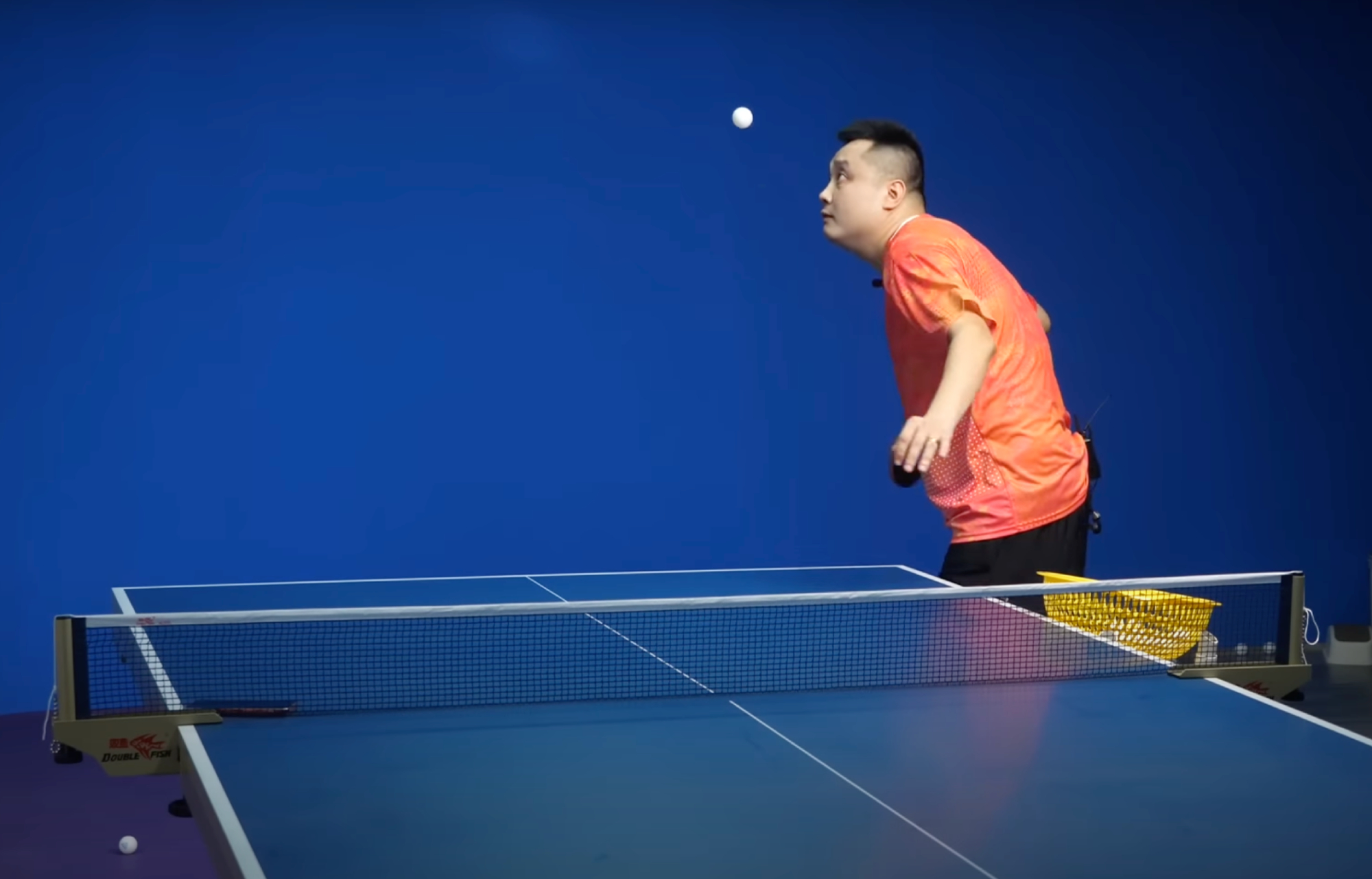 Minh họa lỗi che khuất bóng khi giao bóng bàn, vi phạm quy định ITTF