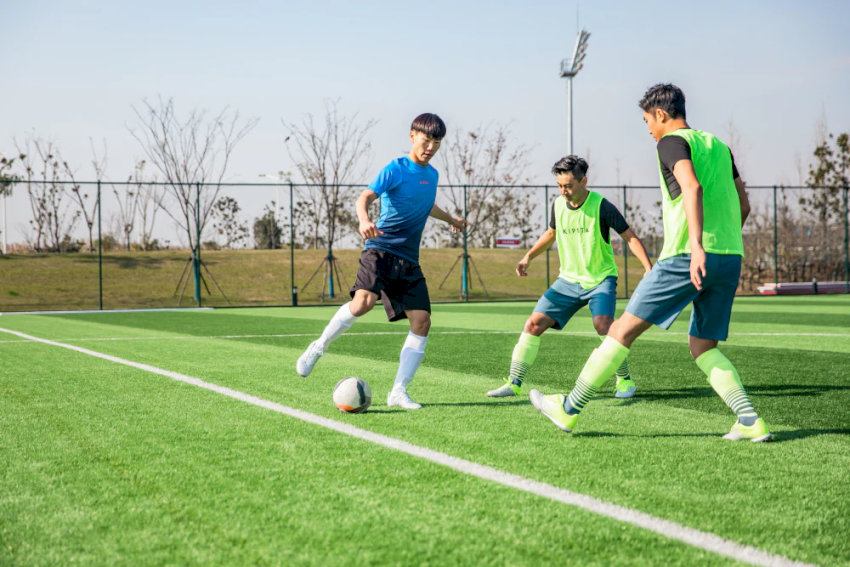 Luyện tập thực chiến giúp cải thiện kỹ năng sút bóng mạnh và phản xạ
