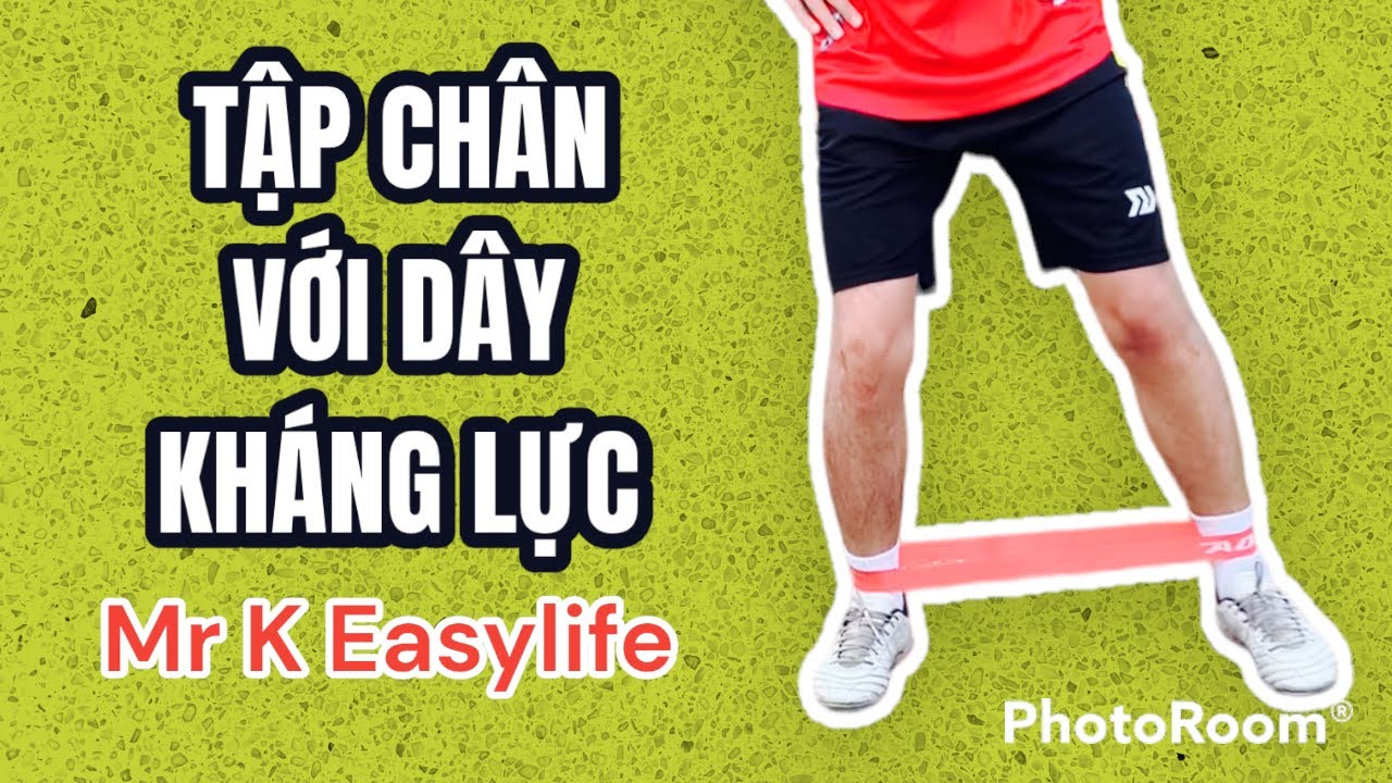 Người tập squat cùng dây kháng lực, tăng cường cơ chân