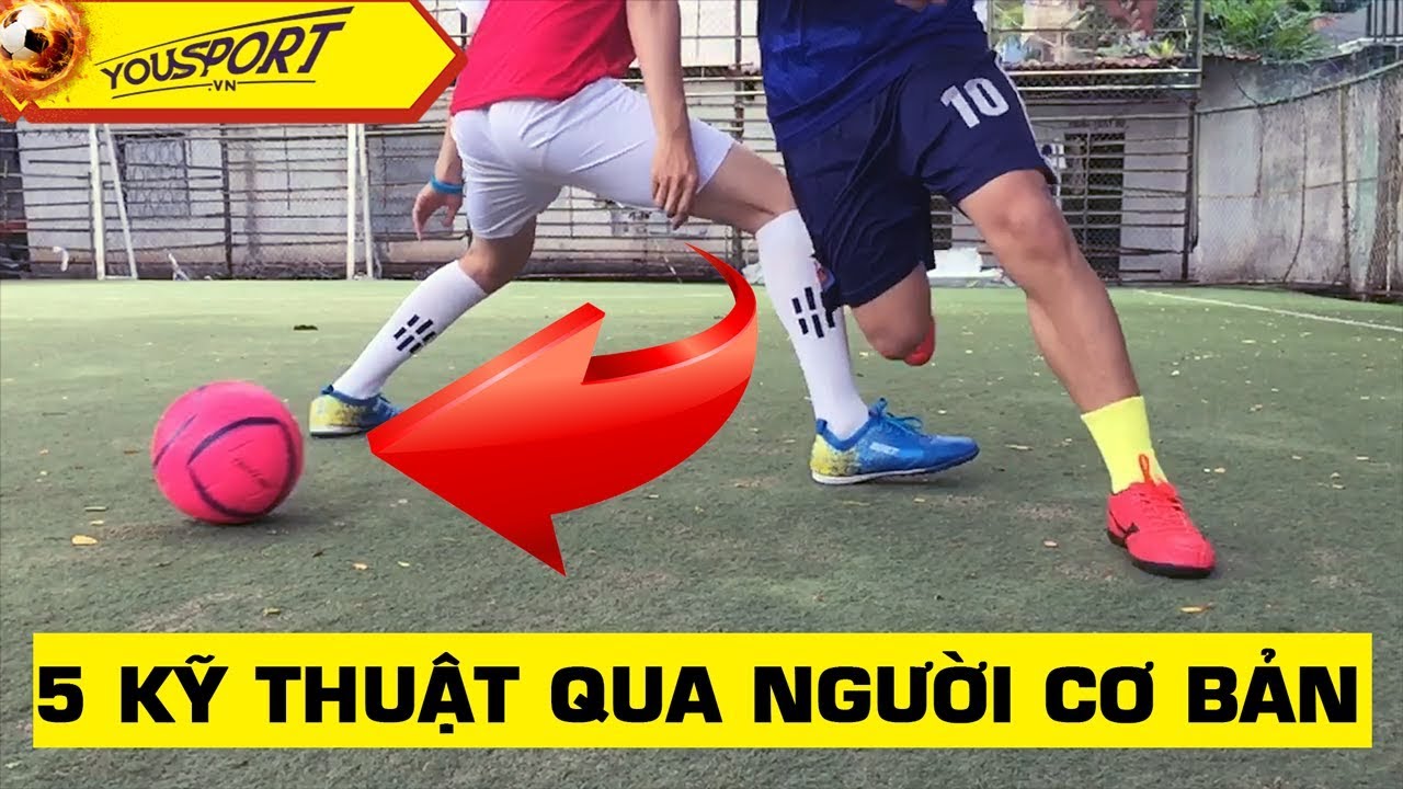 Cầu thủ thực hiện cú sút mạnh mẽ bằng mu bàn chân, minh họa kỹ thuật sút bóng uy lực và chính xác