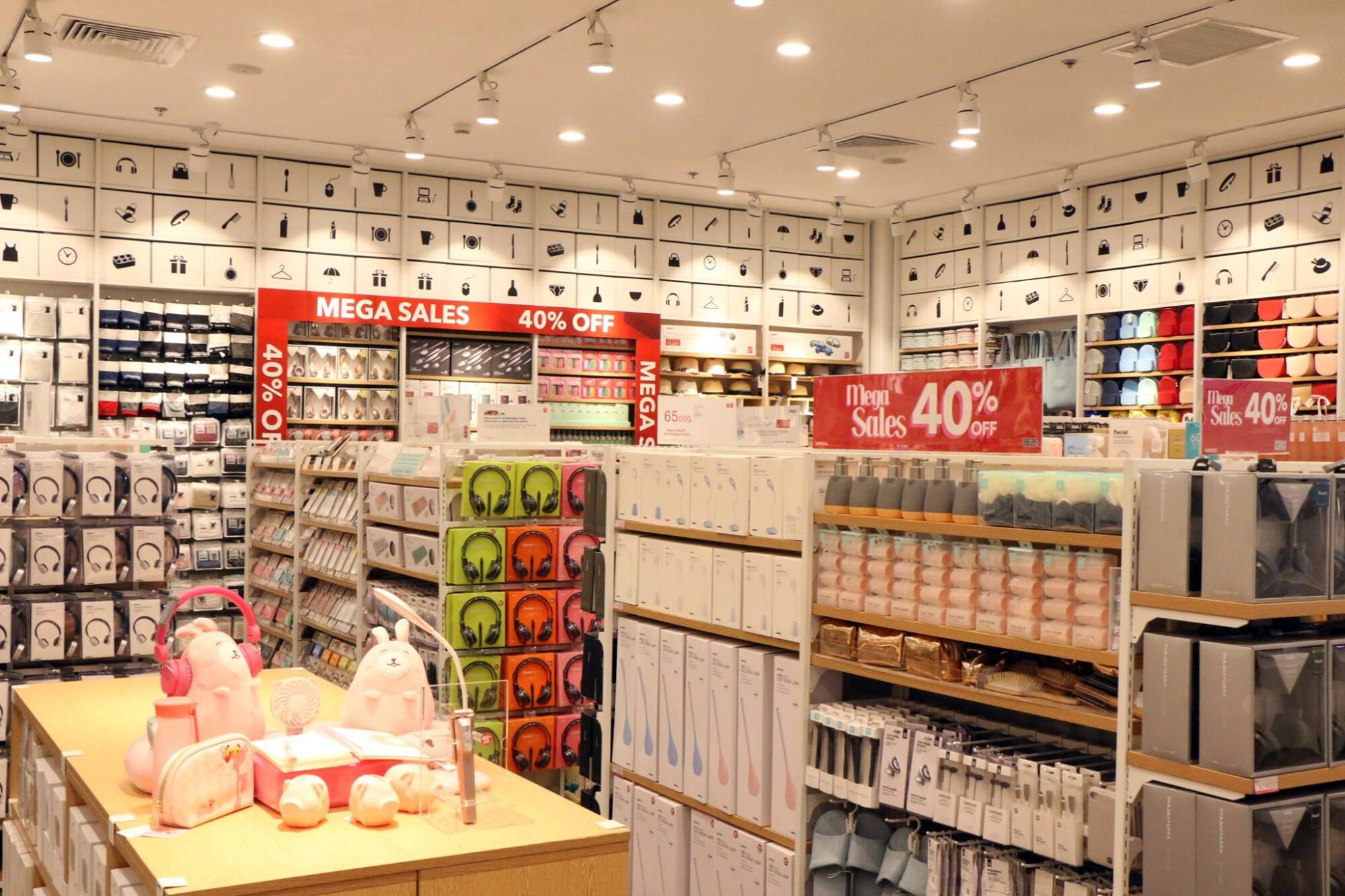 Bên trong cửa hàng Miniso tại Parc Mall Quận 8 với đa dạng sản phẩm tiện ích