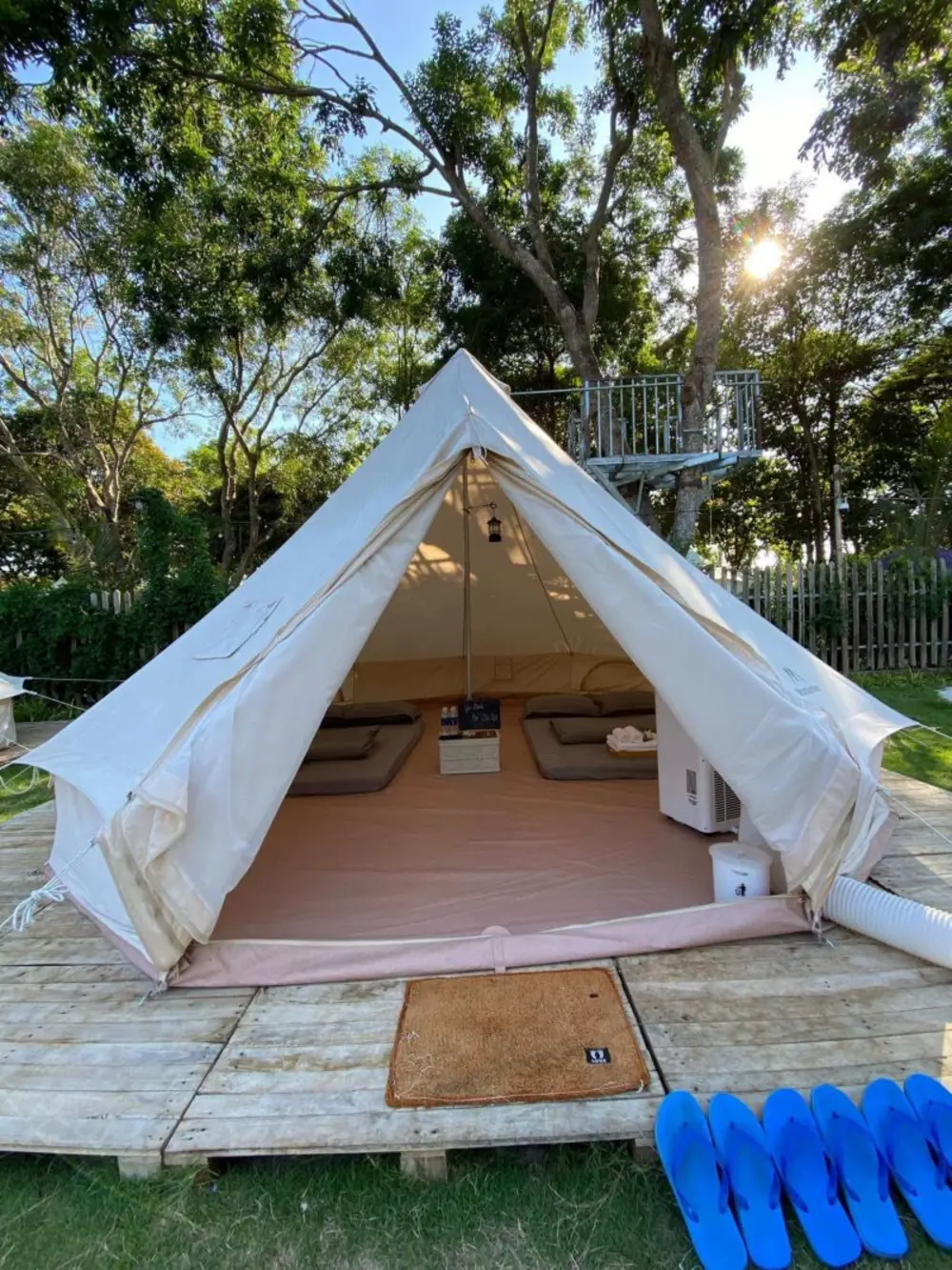 Các lều cắm trại tiện nghi được thiết kế trên sàn gỗ tại GU VIỆT Coffee & Glamping, mang đến trải nghiệm lưu trú độc đáo gần Sài Gòn