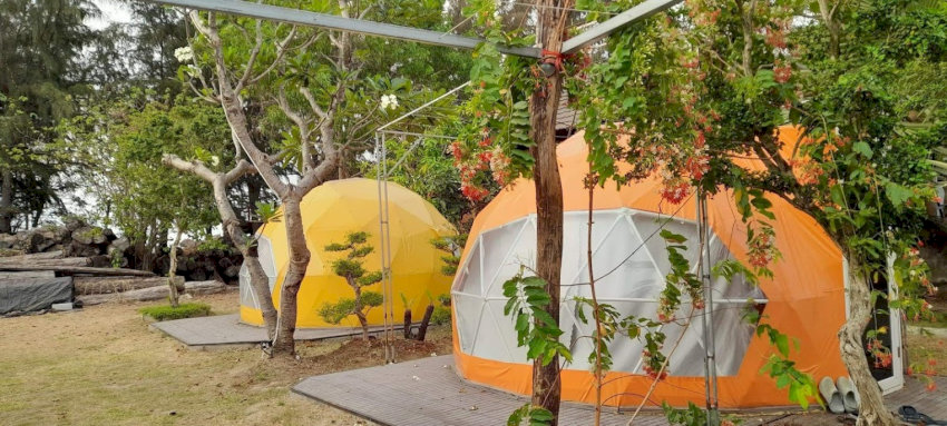 Beach Camping Cần Giờ sở hữu không gian xanh mát, tạo cảm giác thư thái và gần gũi với thiên nhiên