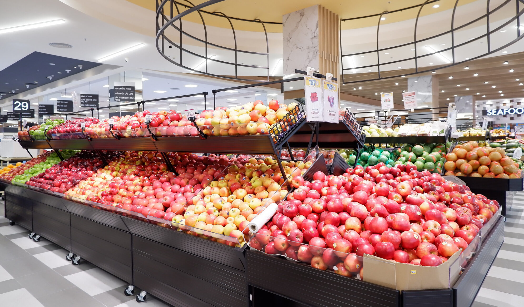 Khu vực siêu thị AEON Tạ Quang Bửu tại Parc Mall Quận 8 cung cấp thực phẩm tươi sạch