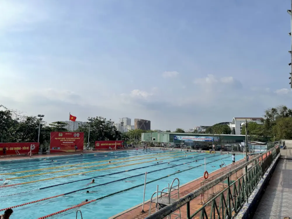 Nguồn nước hồ bơi Phú Thọ sạch và được thay mới thường xuyên, đặc biệt trong xanh vào buổi sáng