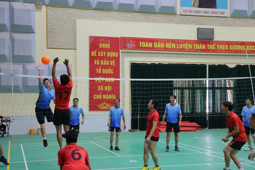 Sân bóng chuyền trong nhà hiện đại tại Nhà thi đấu Thông Tin